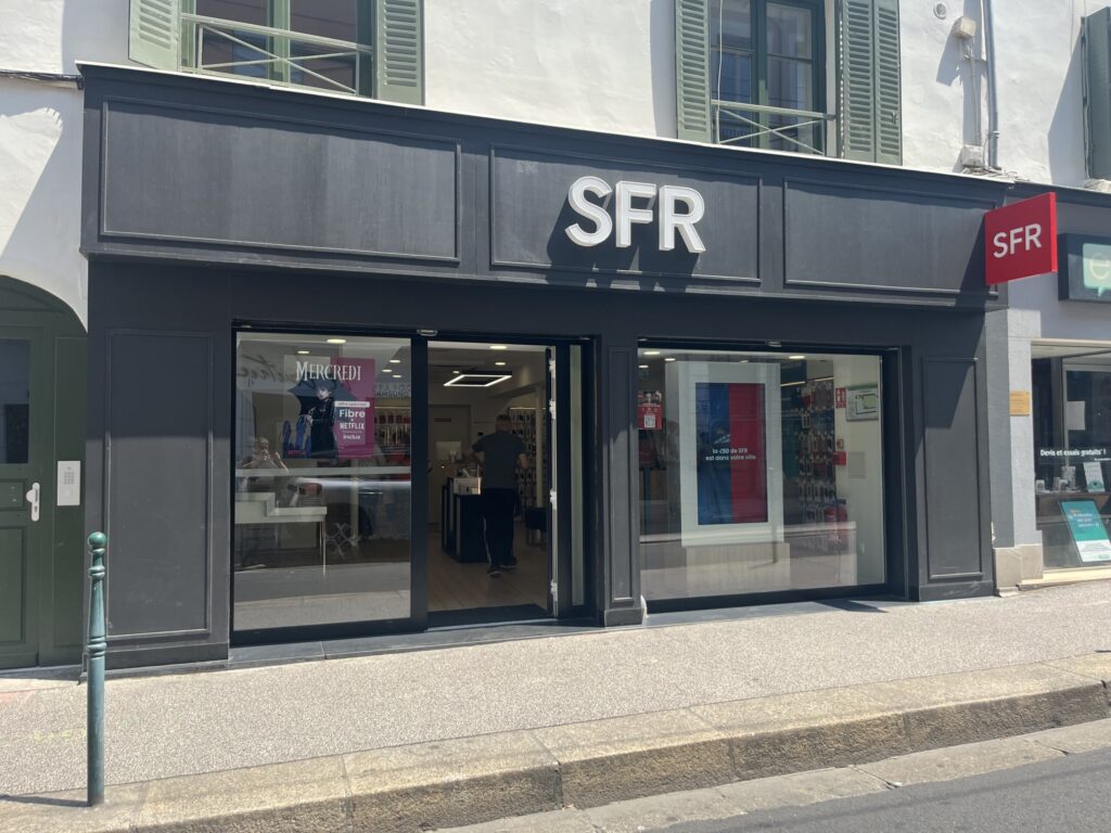 Rachat de SFR par Free, Orange et Bouygues : les salariés face à la menace de licenciements massifs