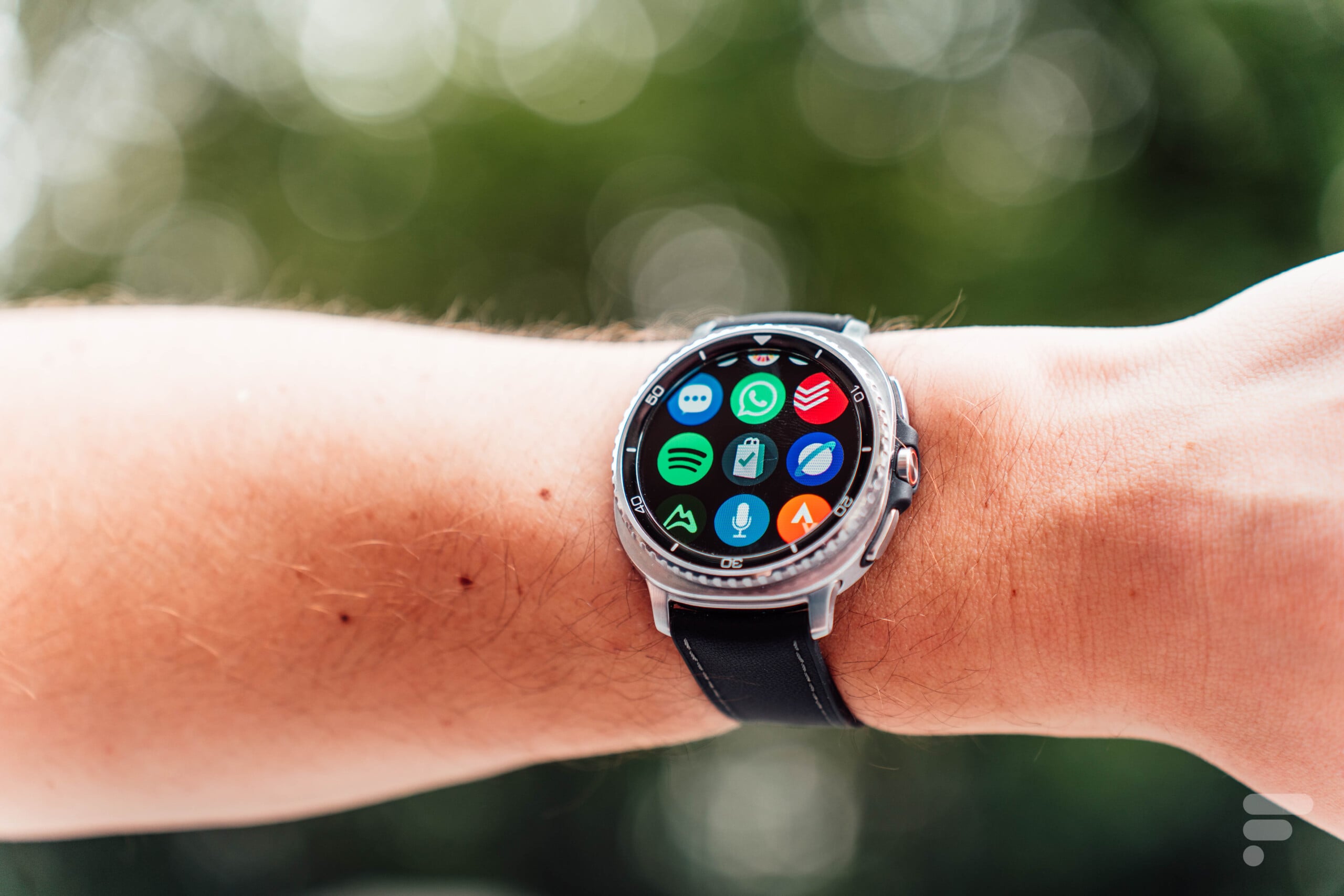 Samsung Galaxy Watch 9 et Ultra 2 : la recharge reste bloquée à 10W malgré les rumeurs