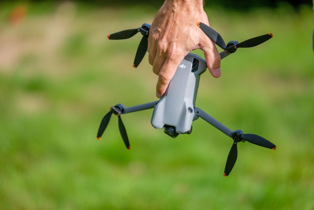 DJI Mini 5 Pro en promotion : le drone compact idéal pour des vidéos de vacances professionnelles